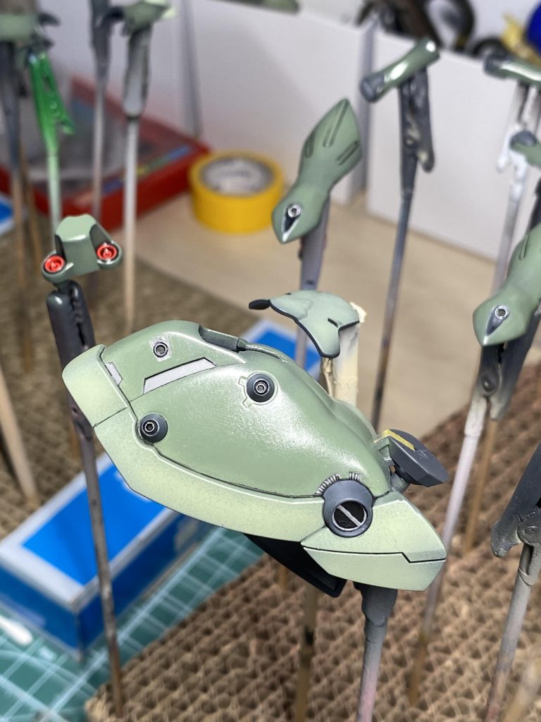 塗装後。足に比べて、肩部分は全然立ち上げ塗装できてないじゃん!って塗装直後は思ったけど、トップコート吹いて組んでみたら、まあいいかってなりましたw