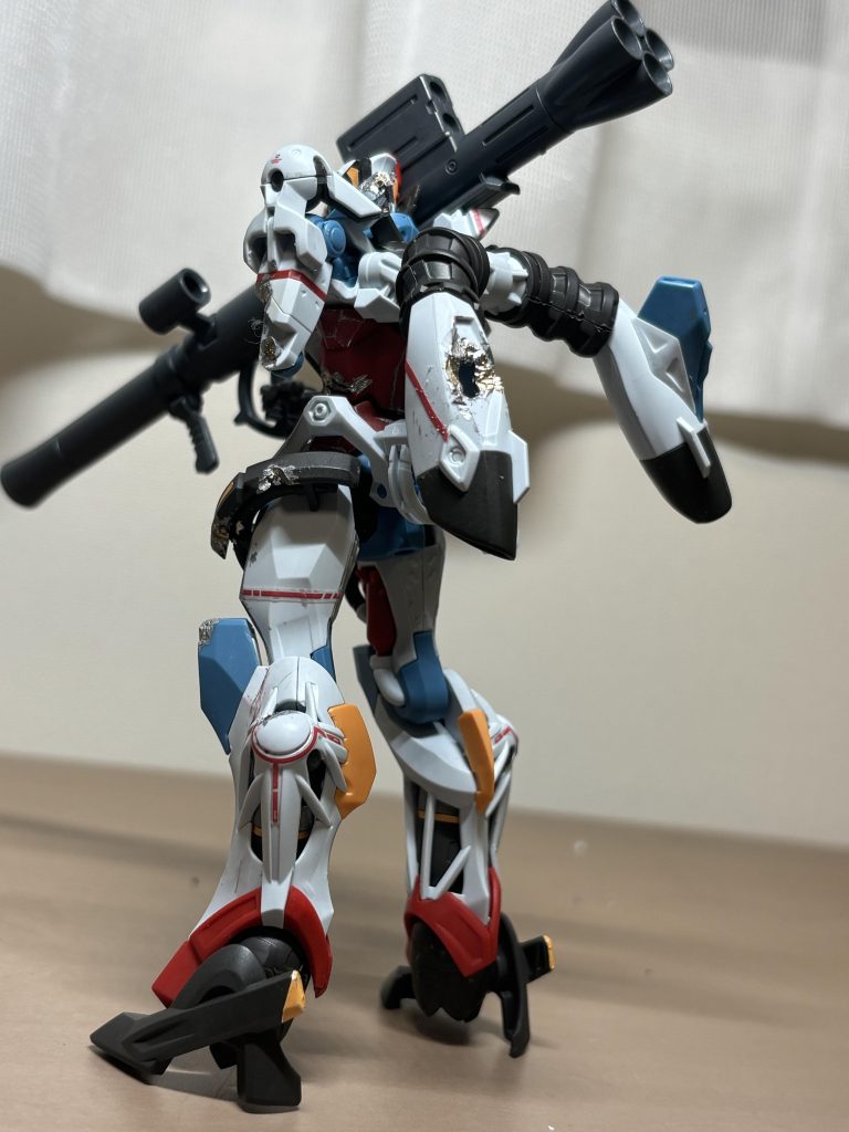 機体の右側に対して左側の欠損や抉れが多いのは、これらのダメージはサイコガンダムの初撃をいなさなかったからという設定によるものです。右腕が欠損しているのは盾ごと吹き飛ばされたからで、右半身のダメージが大きいのは盾を構えていた周辺に飛び立ったメガ粒子によって溶けたからですね。