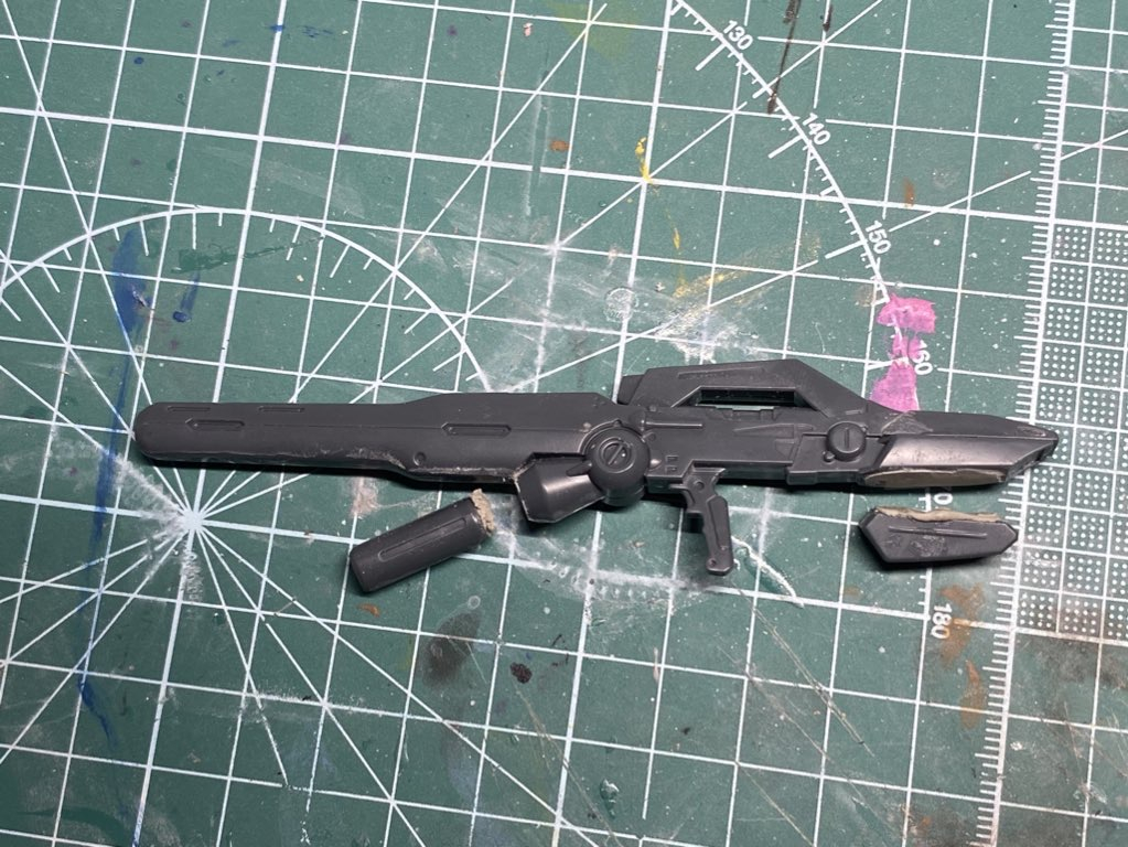 武器は合わせ目処理しやすいように一部カット