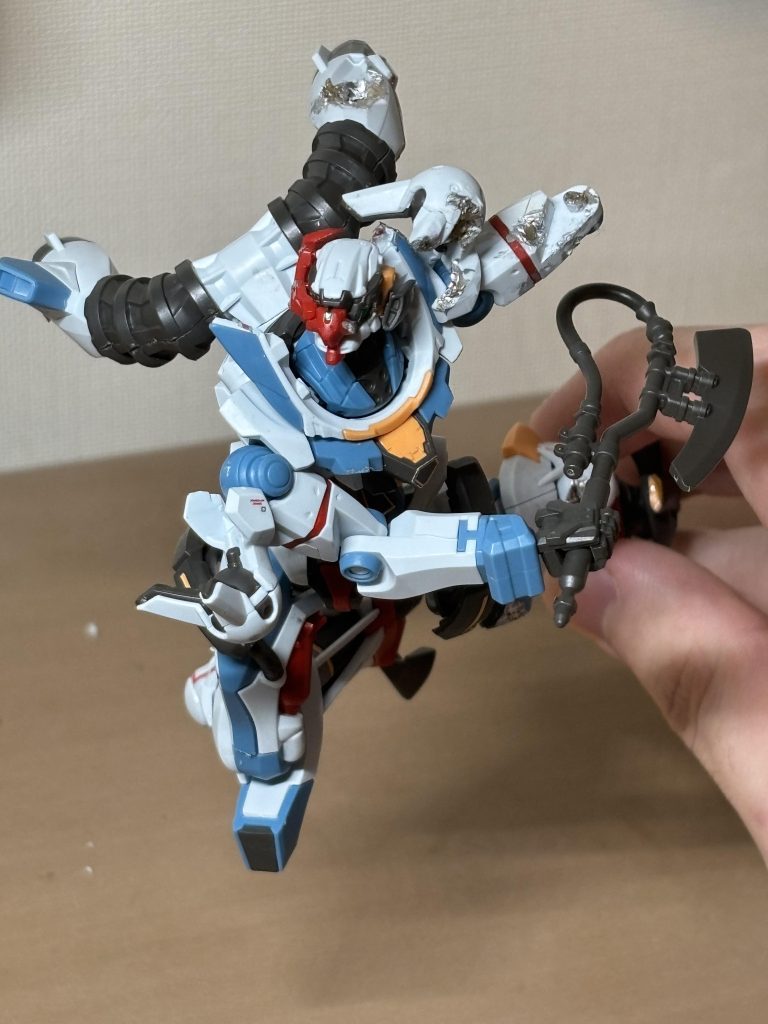 ヒートホークで切り掛かるGQuuuuuuX。ただでさえズタボロなので、ビームと比べてエネルギー消費の少ない実体兵器は重宝されそうですね。