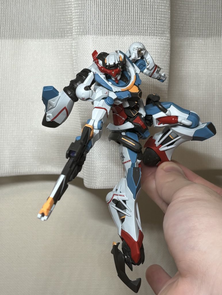 ビームライフルをぶっ放すGQuuuuuuX!工夫すれば、少しは片手だけでも躍動感出せますね。ところで、今回この改造をしようと思い立った1番デカい理由がこのブレードアンテナなんですよね。実は右側のアンテナが折れちゃいましてね。接着剤使っても治る気配がまだしなかったんで、思い切ってボロボロにしちゃいました⭐︎