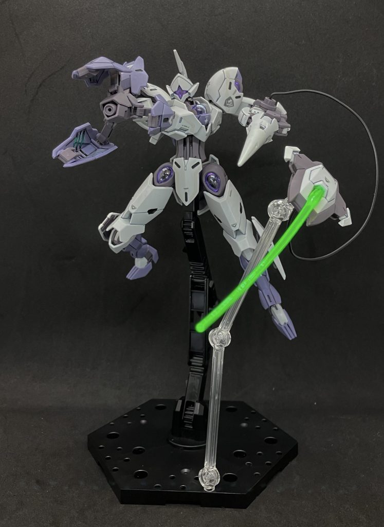 ストライクブレイスの縁の展開パーツは裏側の肉抜きをエポキシパテで埋めています。