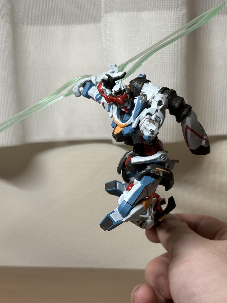 切り掛かるGQuuuuuuX!両刃の長いビームサーベルはやっぱカッコいいですね。あわよくば、同じ方向に刃が向いていれば良かったんですが。