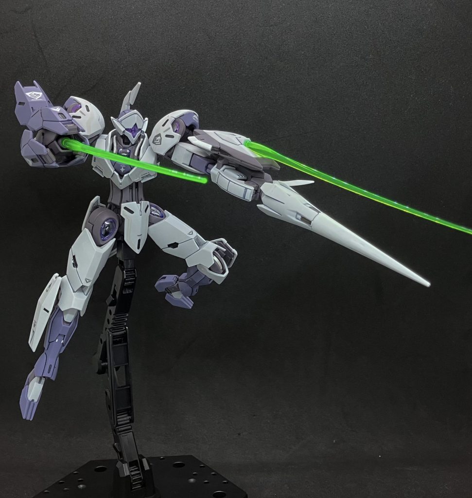 ビームサーベルは新規に長い刃も付属しています。