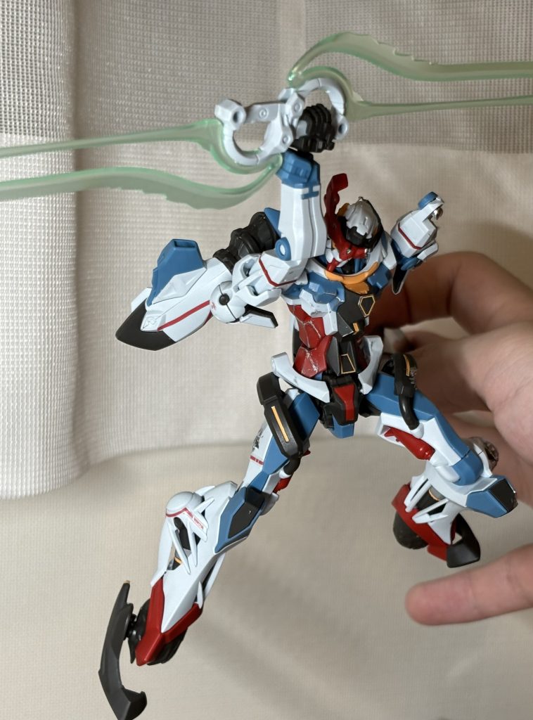 ビームナギナタを回すGQuuuuuuX。実は驚いたことに、このサーベル連結できるんですね。決して保持力は良くないんで、すぐ落ちちやいますけど。普通にかっこいいですよね。