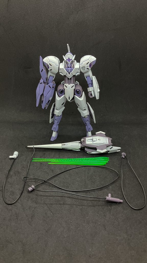 製作物一覧。塗装はガンダムマーカーのみです。白=ガンダムマーカー ガンダムホワイト黒=同ブラックガンメタ=同ヘビーガンメタリック 別売のガンダムデカール「水星の魔女汎用②」を貼りトップコート後にシェルユニット的なメカ部分をガンメタで塗装し、発光部のホイルシールを貼りました。当初はシルバーでの塗装予定でしたが、クリアパーツの透明度が予想以上に高く、悪目立ちしそうだったのでガンメタにしました。頭部カメラ内はシールです。 これにて2025年最後の投稿となります。皆様良いお年を。