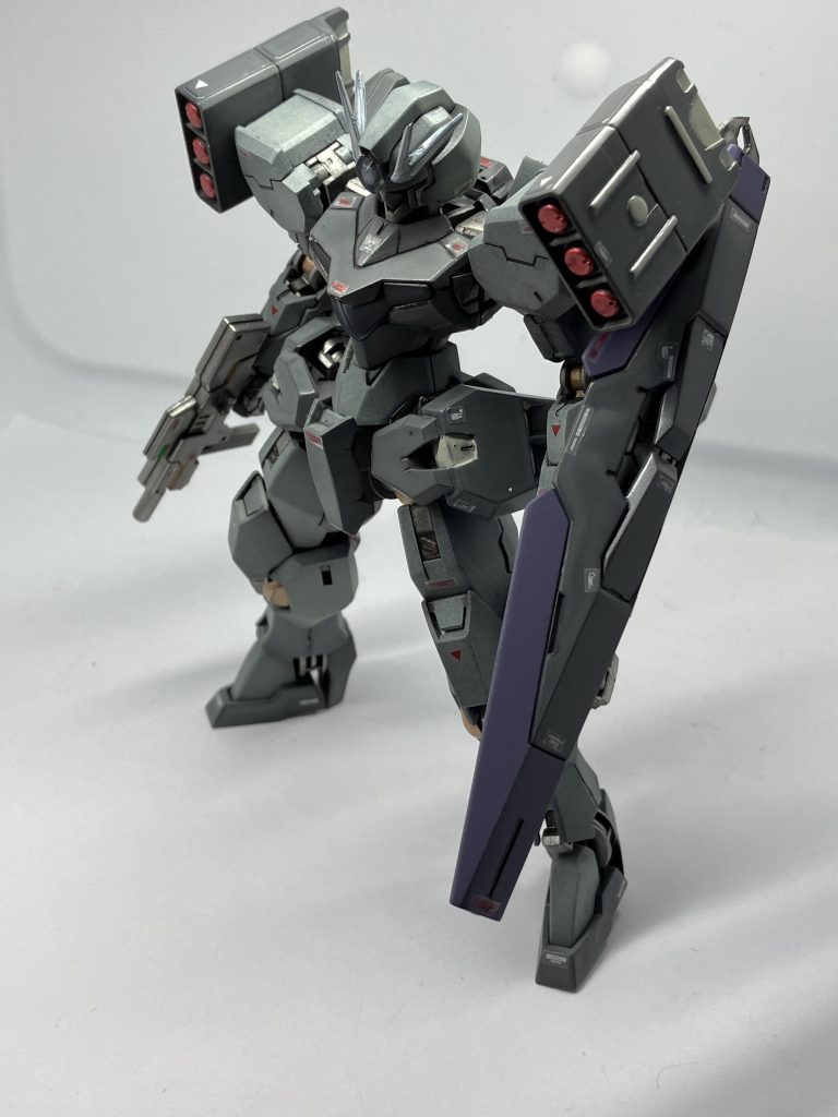 前回のバルバトスリペアもデカール貼りに挑戦したのですが、今回はもっと貼ってみる事に。個人的には良い感じになりました。フレームや装甲の部分塗装もそれなりに上手く行きましたし、何より楽しめたので良かったです。