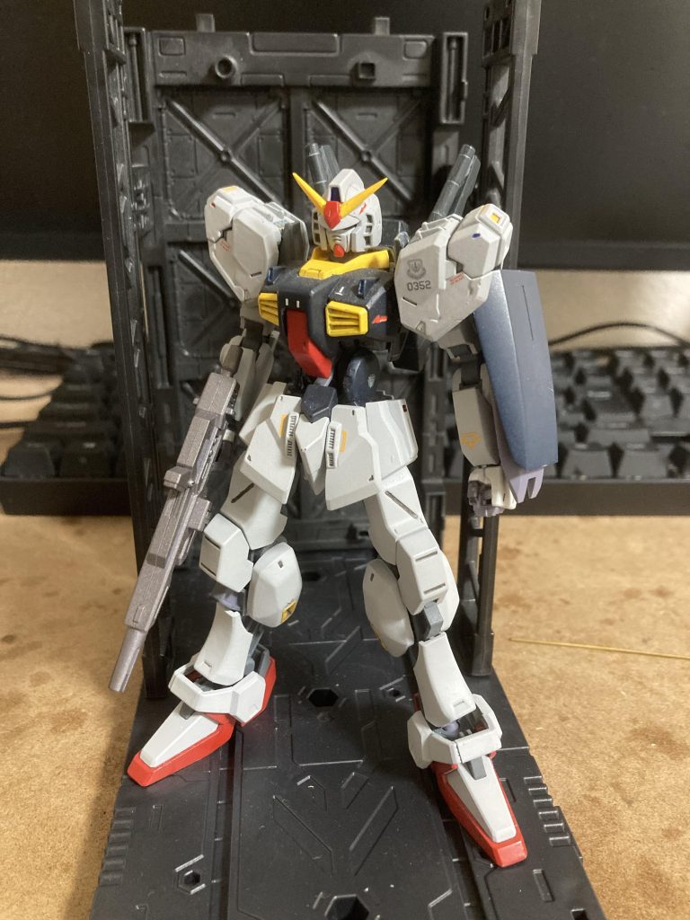 イオフレーム獅電のフレームをベースに色んなキットの装甲を貼り付けて作りました。以下が使ったキットです。HGリヴァイブ版ガンダムマークII、イオフレーム獅電、rgνガンダム、HGバルバトス、HGオーバーフラッグ、HGレギンレイズ、HGライトニングガンダムです