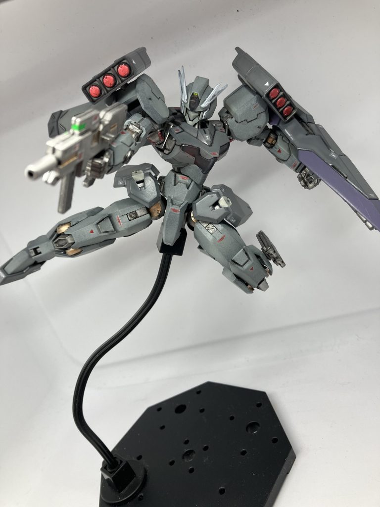 武装ビームカービン標準的なモビルスーツ用携行火器。ミサイルランチャー両肩に装備された武装。高い火力を発揮し、主に敵拠点への攻撃に使用される。