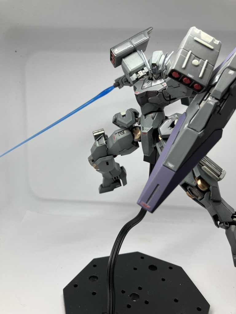 ビームサーベル標準的な近接武器。