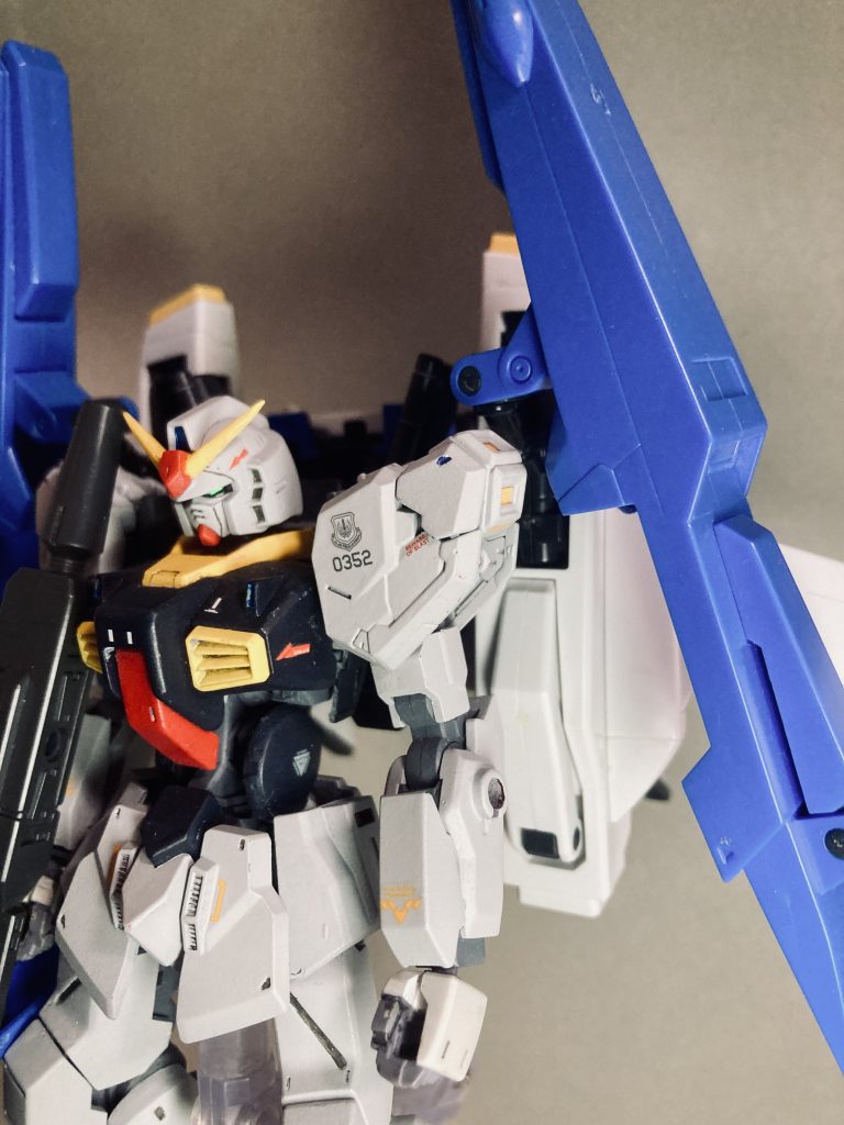 イオフレーム獅電のフレームをベースに色んなキットの装甲を貼り付けて作りました。以下が使ったキットです。HGリヴァイブ版ガンダムマークII、イオフレーム獅電、rgνガンダム、HGバルバトス、HGオーバーフラッグ、HGレギンレイズ、HGライトニングガンダムです拘りポイントは肩のランプを右を赤、左を青にしてる所と、四肢は細く、肩やダム等の強調するポイントはデカくの法則で作りました。