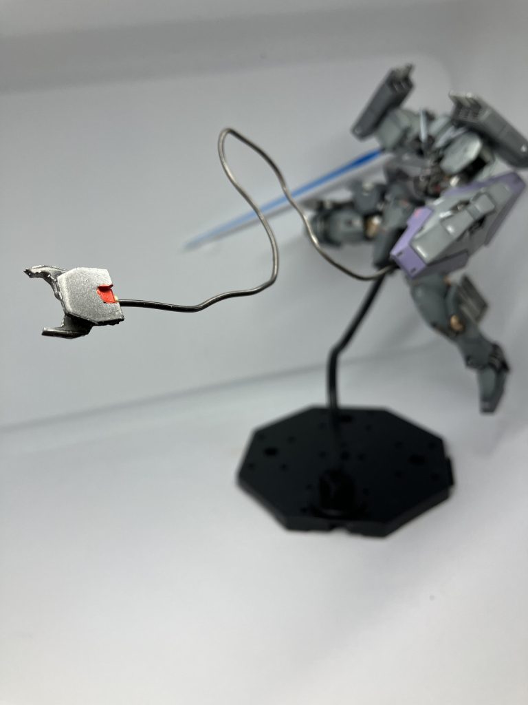 クラブス有線式のGUNDビット。自由に稼働する先端の爪は、敵モビルスーツの拘束などの武器としてだけでなく、周辺の障害物等に突き刺す事で移動にも用いる事ができる。