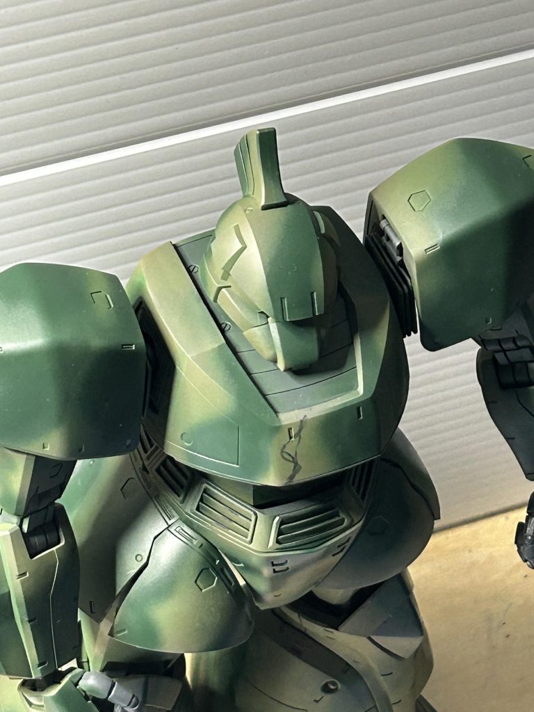 エアブラシが迷う迷う💦悩んで止まると,塗料が溜まってしまって…水性マーカーで書いたラインを消そうとしたのですが、時間が経つとぼかしペンでも消えなくて😱そのラインを消すために、茶色のラインを追加し、無理やりの3色迷彩となりました💧