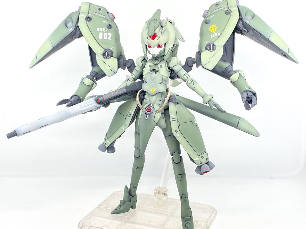 前面。ダクト部分は、キットの物だと長さが足りなかったので、スプリングを使用しました。武器は0083繋がりでガーベラの武器を持たせてます。