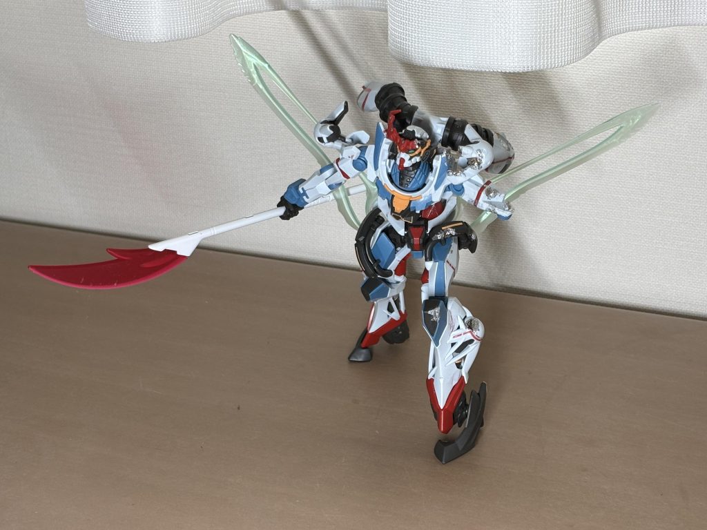 「覚醒」よくよく考えると、左腕欠損ってまんま新エヴァの破でしたね…。さすがに、こっから某フィールドで腕を生やしたり顔から使徒ビーム出したりはしませんが。長槍持たせてるのは、カシウスの槍オマージュです。