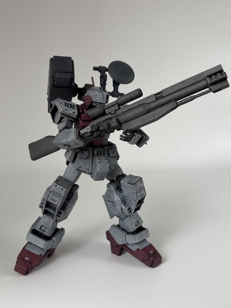 背中に背負った長物で遠距離も対応可能。