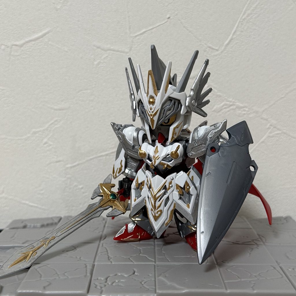 肩アーマーはデザインがあまり好きじゃないのでつけませんでした。頭部のツノは多すぎる気がしたので減らしました。体の緑色も変更しました。