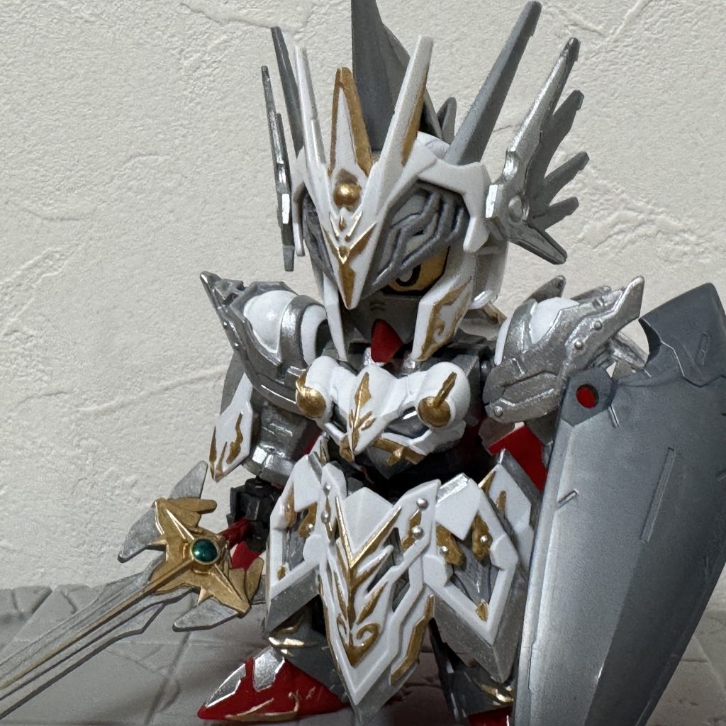 バイザーは黒く塗装するよりも、実際には穴が空いているという想定から肉抜きし、透けて見える頭部の青色も白に変更しました。