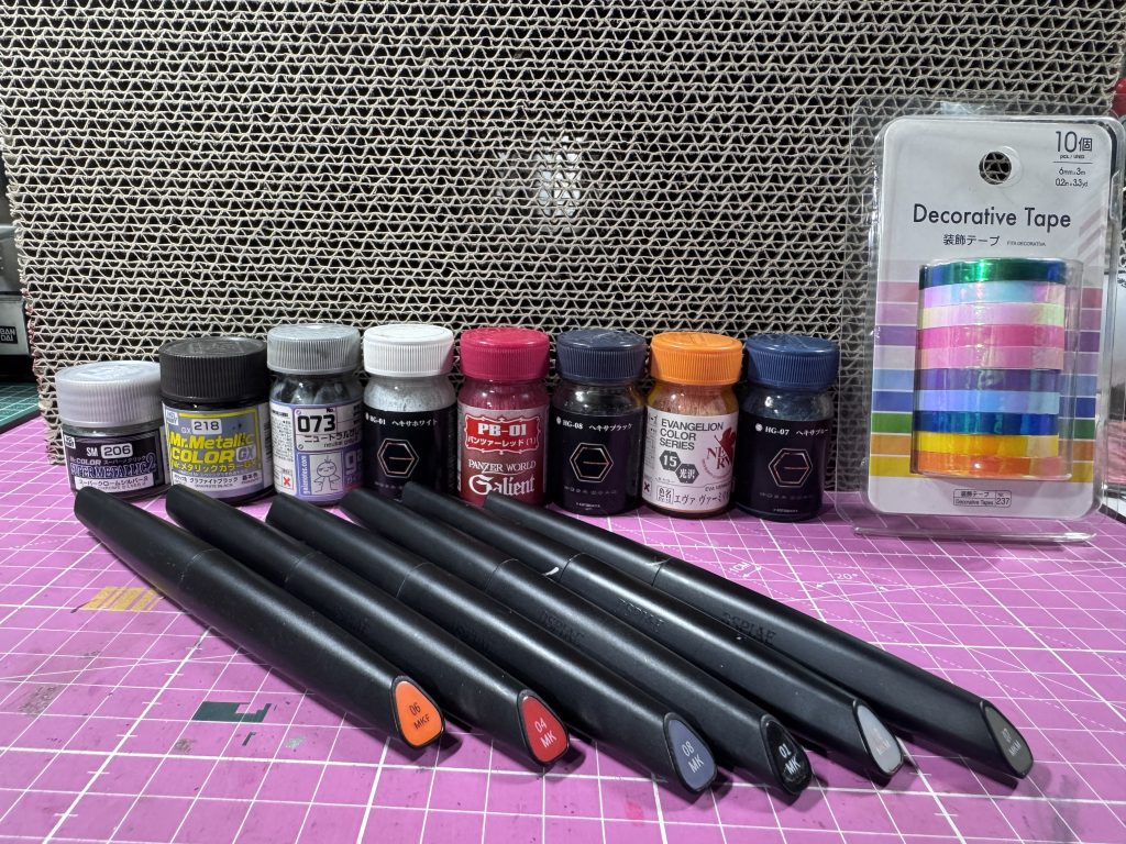 使用した塗料やマーカーペンです。使わずに眠っていたヘキサカラーをメインに使用しました。