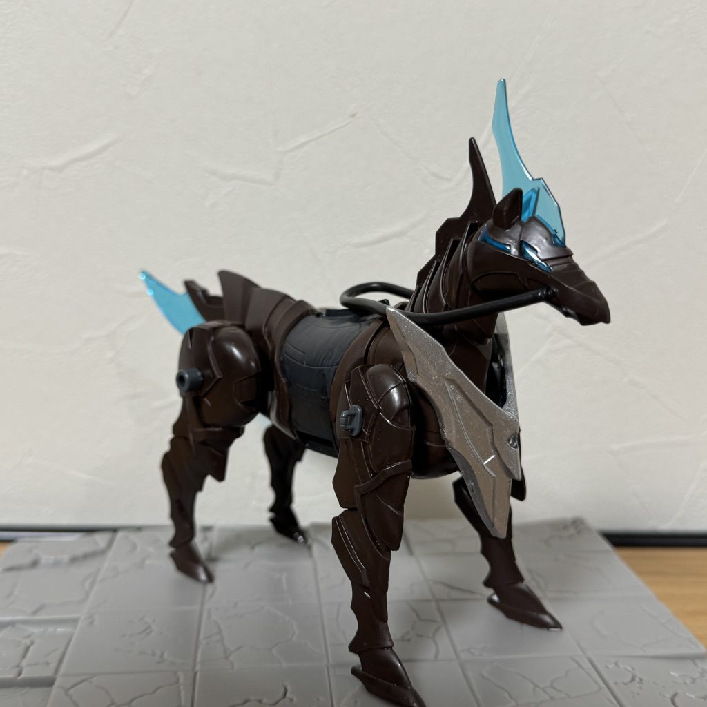 軍馬は茶色く塗り、手綱を取り付けてみました。胸部のクリアパーツは馬の鎧をイメージし、シルバーに塗装しました。
