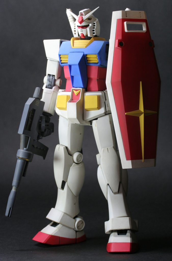 映画ガンダムⅢの冒頭でこんな感じで飛んでいたカットを撮りたかったんですが、ディスプレイアーム無塗装だと貧相なのが前回分かりまして諦めました。また、シールドがこれ以上、下にスライド出来ないのが、撮影時にようやく気付きましたので再現できませんでした。