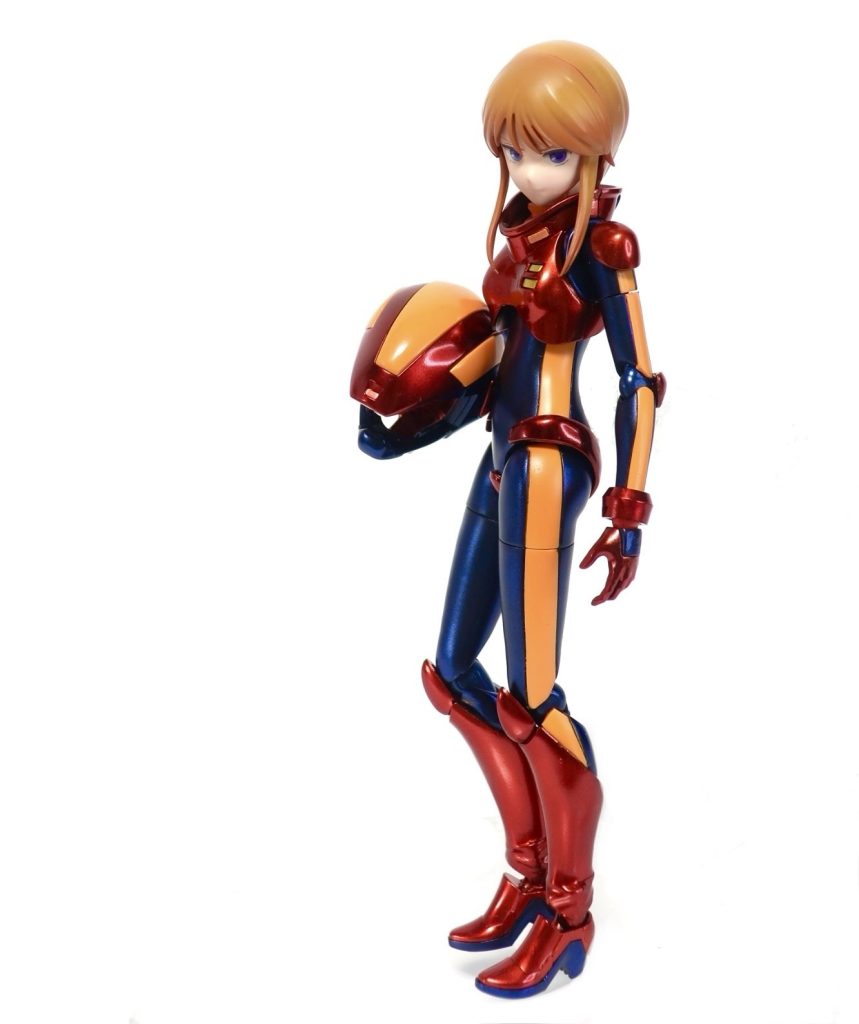 スーツのオレンジ色ラインがかなり出っ張っていたので、ヤスリで削って違和感ないようにしました。赤はブラック→スターブライトゴールド→クリアレッドのキャンディ塗装黒はブラック→サファイアブルーオレンジは成形色の上から直に塗装髪の毛は3色でグラデーションかけましたが伝わりにくいかな……？