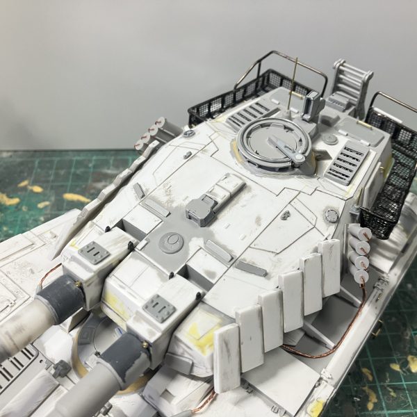 1/48 61式戦車　製作41〜47日目車体のディテールアップ終了(//∇//)残すは側面のスラットアーマーのみ至る所にあるハッチのヒンジを追加したり、ステップやハンドルを真鍮線で加工し、電線の寄り線を使い牽引ワイヤーを追加その寄り線でスモークディスチャージャーの鎖を再現しました♪戦車は平面が多く、あまり凸凹しないので、このくらいのディテールにしときました^ - ^スラットアーマーは上手くいけたら採用します(//∇//)（4枚目）