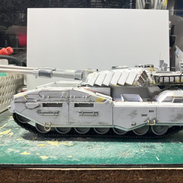 1/48 61式戦車　製作41〜47日目車体のディテールアップ終了(//∇//)残すは側面のスラットアーマーのみ至る所にあるハッチのヒンジを追加したり、ステップやハンドルを真鍮線で加工し、電線の寄り線を使い牽引ワイヤーを追加その寄り線でスモークディスチャージャーの鎖を再現しました♪戦車は平面が多く、あまり凸凹しないので、このくらいのディテールにしときました^ - ^スラットアーマーは上手くいけたら採用します(//∇//)（2枚目）