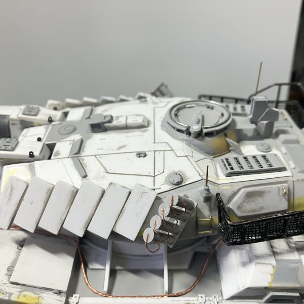 1/48 61式戦車　製作41〜47日目車体のディテールアップ終了(//∇//)残すは側面のスラットアーマーのみ至る所にあるハッチのヒンジを追加したり、ステップやハンドルを真鍮線で加工し、電線の寄り線を使い牽引ワイヤーを追加その寄り線でスモークディスチャージャーの鎖を再現しました♪戦車は平面が多く、あまり凸凹しないので、このくらいのディテールにしときました^ - ^スラットアーマーは上手くいけたら採用します(//∇//)（6枚目）