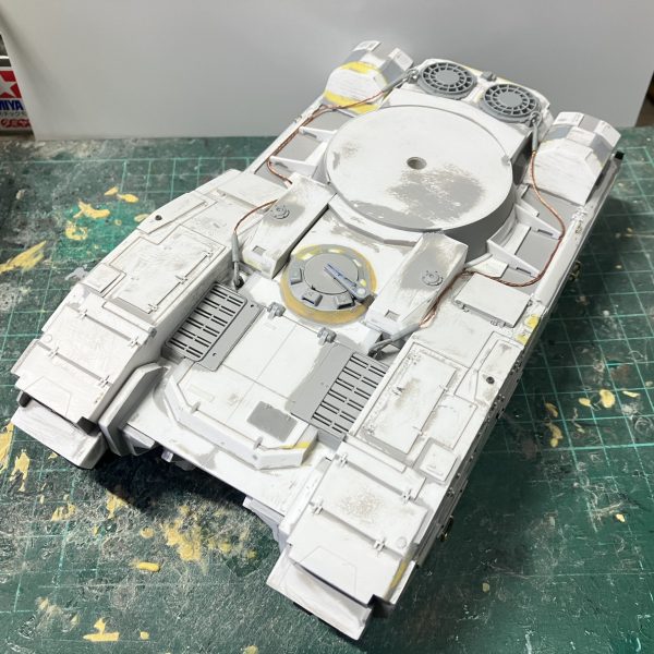 1/48 61式戦車　製作41〜47日目車体のディテールアップ終了(//∇//)残すは側面のスラットアーマーのみ至る所にあるハッチのヒンジを追加したり、ステップやハンドルを真鍮線で加工し、電線の寄り線を使い牽引ワイヤーを追加その寄り線でスモークディスチャージャーの鎖を再現しました♪戦車は平面が多く、あまり凸凹しないので、このくらいのディテールにしときました^ - ^スラットアーマーは上手くいけたら採用します(//∇//)（7枚目）