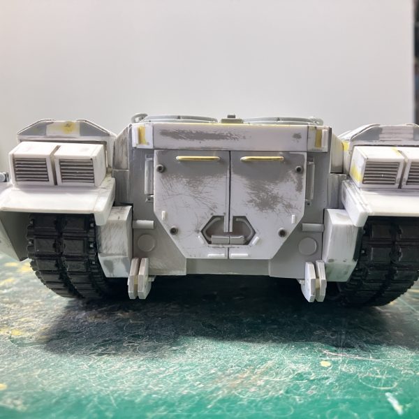 1/48 61式戦車　製作41〜47日目車体のディテールアップ終了(//∇//)残すは側面のスラットアーマーのみ至る所にあるハッチのヒンジを追加したり、ステップやハンドルを真鍮線で加工し、電線の寄り線を使い牽引ワイヤーを追加その寄り線でスモークディスチャージャーの鎖を再現しました♪戦車は平面が多く、あまり凸凹しないので、このくらいのディテールにしときました^ - ^スラットアーマーは上手くいけたら採用します(//∇//)（3枚目）