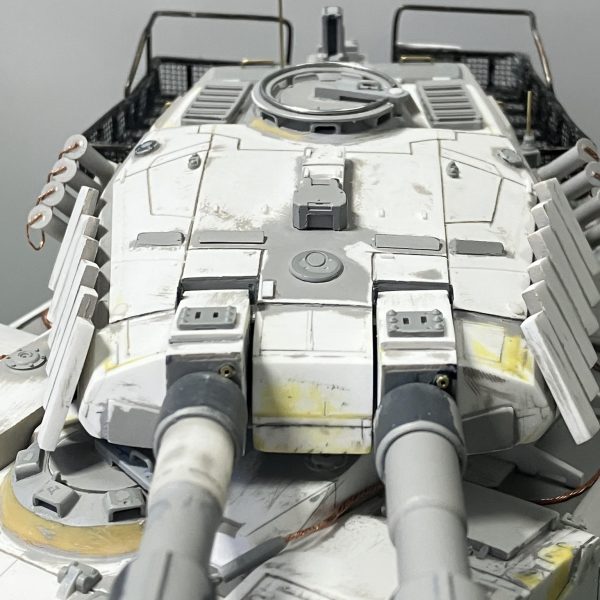 1/48 61式戦車　製作41〜47日目車体のディテールアップ終了(//∇//)残すは側面のスラットアーマーのみ至る所にあるハッチのヒンジを追加したり、ステップやハンドルを真鍮線で加工し、電線の寄り線を使い牽引ワイヤーを追加その寄り線でスモークディスチャージャーの鎖を再現しました♪戦車は平面が多く、あまり凸凹しないので、このくらいのディテールにしときました^ - ^スラットアーマーは上手くいけたら採用します(//∇//)（5枚目）