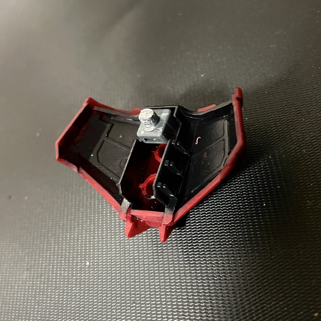 リアアーマーは汎用コネクタを少し削って腰のライフルコネクタにフィットするように嵌め込む (取り外し可)