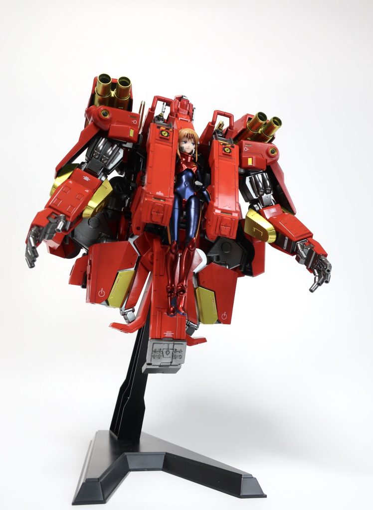 当初はティフォエウスガンダムキメラの上半身(サイコの腕だけ)を着せる予定でしたが、どんどん武装とギミックが増えていきました。プルツーと合わせて塗装量が膨大だったのでかなり時間がかかり、2025年を締めくくるに相応しい大作でした。