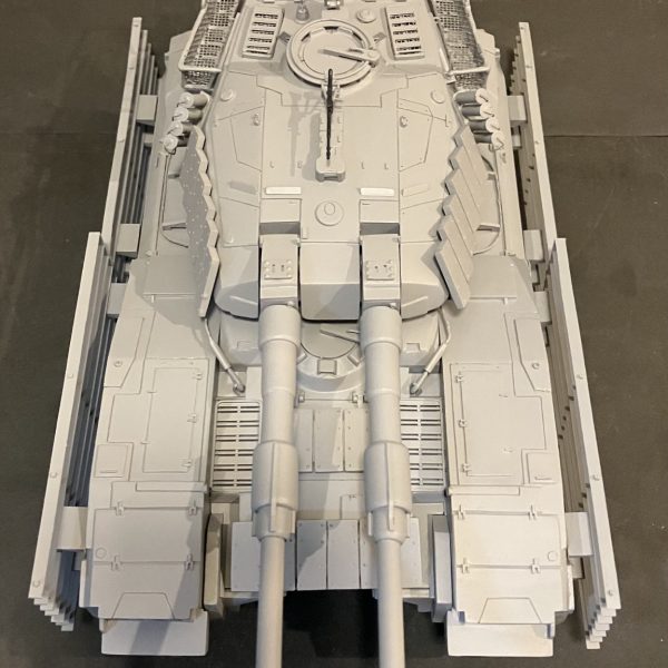 1/48 61式戦車　製作48〜52日目サフ吹き完了(//∇//)サイドスカートにスラットアーマーを装備リアクティブアーマー＋スラットアーマーを装備した現代の戦車と空想の戦車との融合装備無しの通常版の2パターンを再現去年フルスクラッチした1/48マゼラ・アタックとの大きさ比較もしました(//∇//)写真では分かりづらいですが、全長はあまり変わらず全高と全幅が2回りほど違いますこれで本塗装に入れます（＾ν＾）（2枚目）