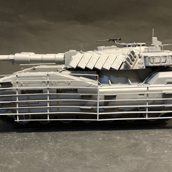 1/48 61式戦車　製作48〜52日目サフ吹き完了(//∇//)サイドスカートにスラットアーマーを装備リアクティブアーマー＋スラットアーマーを装備した現代の戦車と空想の戦車との融合装備無しの通常版の2パターンを再現去年フルスクラッチした1/48マゼラ・アタックとの大きさ比較もしました(//∇//)写真では分かりづらいですが、全長はあまり変わらず全高と全幅が2回りほど違いますこれで本塗装に入れます（＾ν＾）（3枚目）