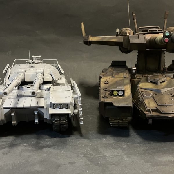 1/48 61式戦車　製作48〜52日目サフ吹き完了(//∇//)サイドスカートにスラットアーマーを装備リアクティブアーマー＋スラットアーマーを装備した現代の戦車と空想の戦車との融合装備無しの通常版の2パターンを再現去年フルスクラッチした1/48マゼラ・アタックとの大きさ比較もしました(//∇//)写真では分かりづらいですが、全長はあまり変わらず全高と全幅が2回りほど違いますこれで本塗装に入れます（＾ν＾）（6枚目）