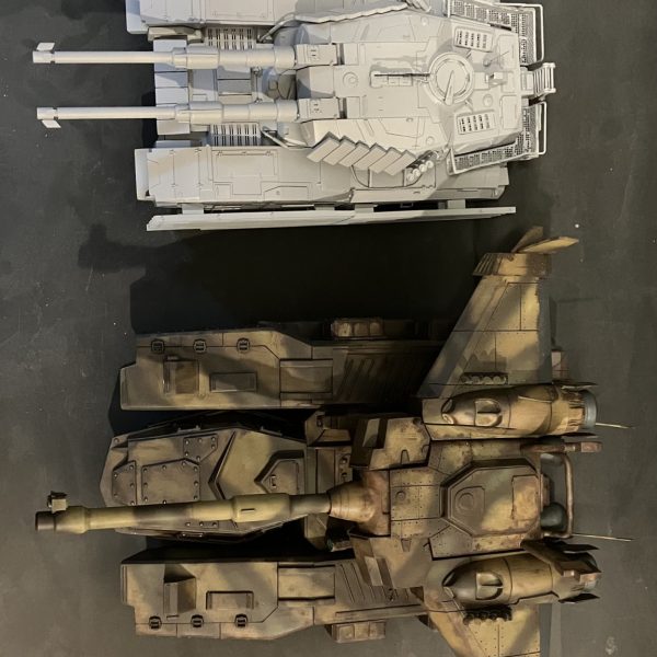 1/48 61式戦車　製作48〜52日目サフ吹き完了(//∇//)サイドスカートにスラットアーマーを装備リアクティブアーマー＋スラットアーマーを装備した現代の戦車と空想の戦車との融合装備無しの通常版の2パターンを再現去年フルスクラッチした1/48マゼラ・アタックとの大きさ比較もしました(//∇//)写真では分かりづらいですが、全長はあまり変わらず全高と全幅が2回りほど違いますこれで本塗装に入れます（＾ν＾）（7枚目）