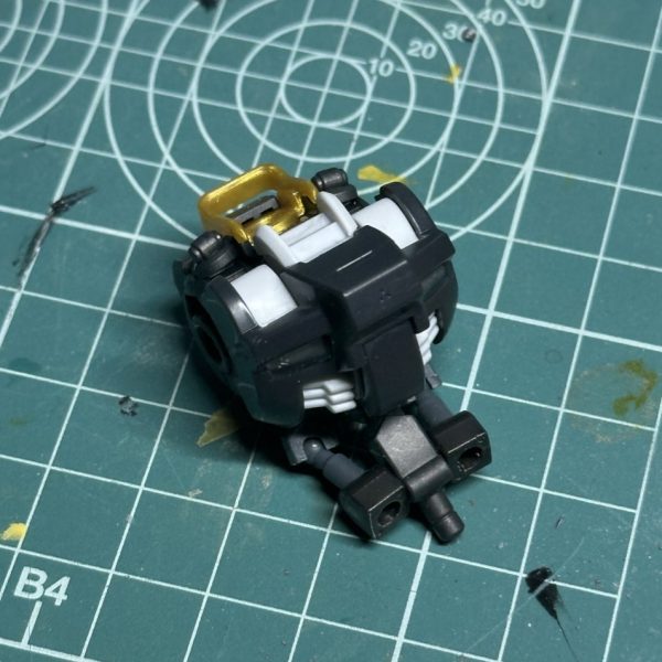 2026年初のガンプラ作品として制作中のシュバルゼッテを、ガンダムフレーム化させます。下半身は元々ガンダムフレームと似たようなデザインなので胴体を取り付けるための加工だけで済ませてます。腕はバルバトス第一形態とシュバルゼッテの腕を改造したもの。特徴の一つであるシールの部分は持ってなかったので塗装してます（6枚目）