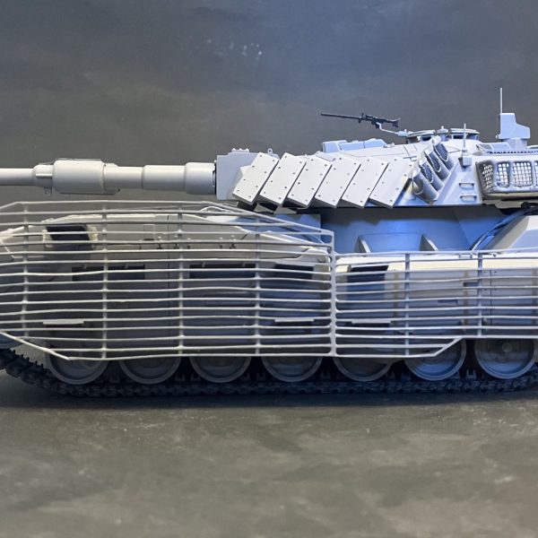 1/48 61式戦車　製作55〜57日目スラットアーマーを作り直してver2.0にしました(//∇//)杞憂だった、側面から見たらサイドスカートのディテールが見えなくなるかなと思っていましたが現段階で、そこまで見えないほどでも無かったです♪これでオキサイドレッドを塗装して本塗装しますψ(｀∇´)ψ（3枚目）