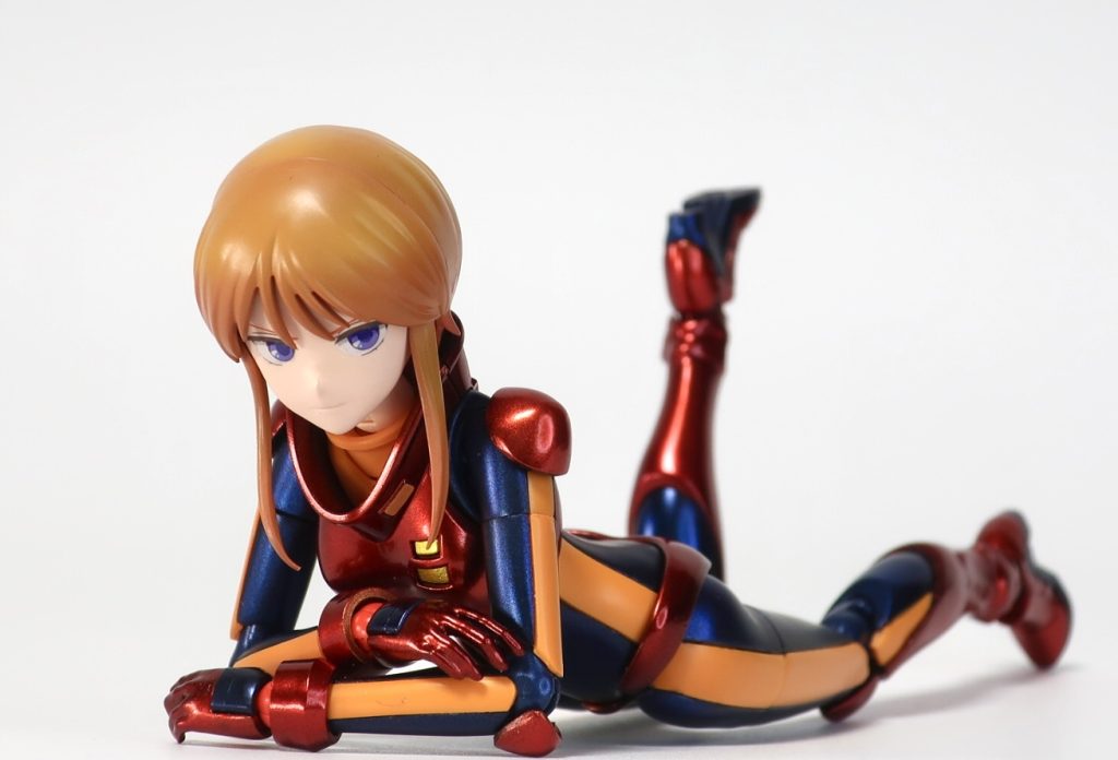 キット付属の瞳印刷済みフェイスは、印刷を落としてから肌色塗装し改めてデカールを貼り付けました。0.1ミリ単位のズレでコレジャナイ感が出てしまうので、普段のガンダムデカールとはまた違った緊張感があります。つや消しコート後、瞳にクリアレジンで艶を出しています