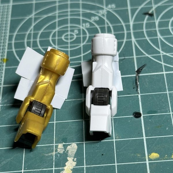 2026年初のガンプラ作品として制作中のシュバルゼッテを、ガンダムフレーム化させます。下半身は元々ガンダムフレームと似たようなデザインなので胴体を取り付けるための加工だけで済ませてます。腕はバルバトス第一形態とシュバルゼッテの腕を改造したもの。特徴の一つであるシールの部分は持ってなかったので塗装してます（4枚目）