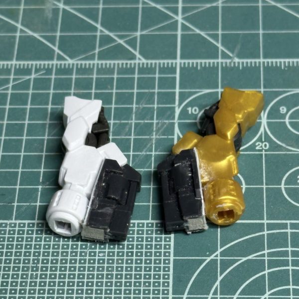 2026年初のガンプラ作品として制作中のシュバルゼッテを、ガンダムフレーム化させます。下半身は元々ガンダムフレームと似たようなデザインなので胴体を取り付けるための加工だけで済ませてます。腕はバルバトス第一形態とシュバルゼッテの腕を改造したもの。特徴の一つであるシールの部分は持ってなかったので塗装してます（5枚目）