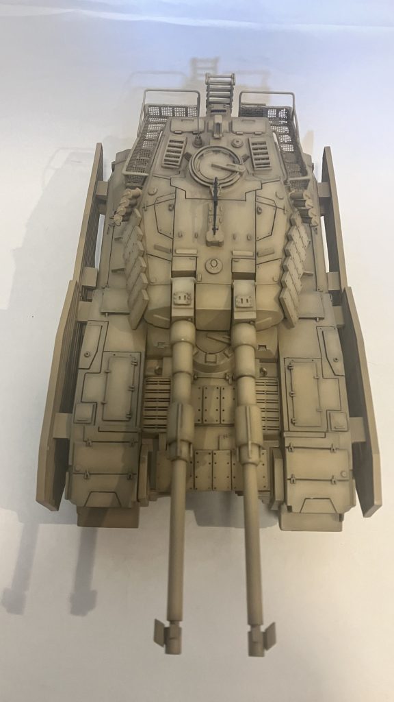 リアクティブアーマーとスラットアーマー両方装備した61式戦車より一層、車幅が増してどっしりとした印象に