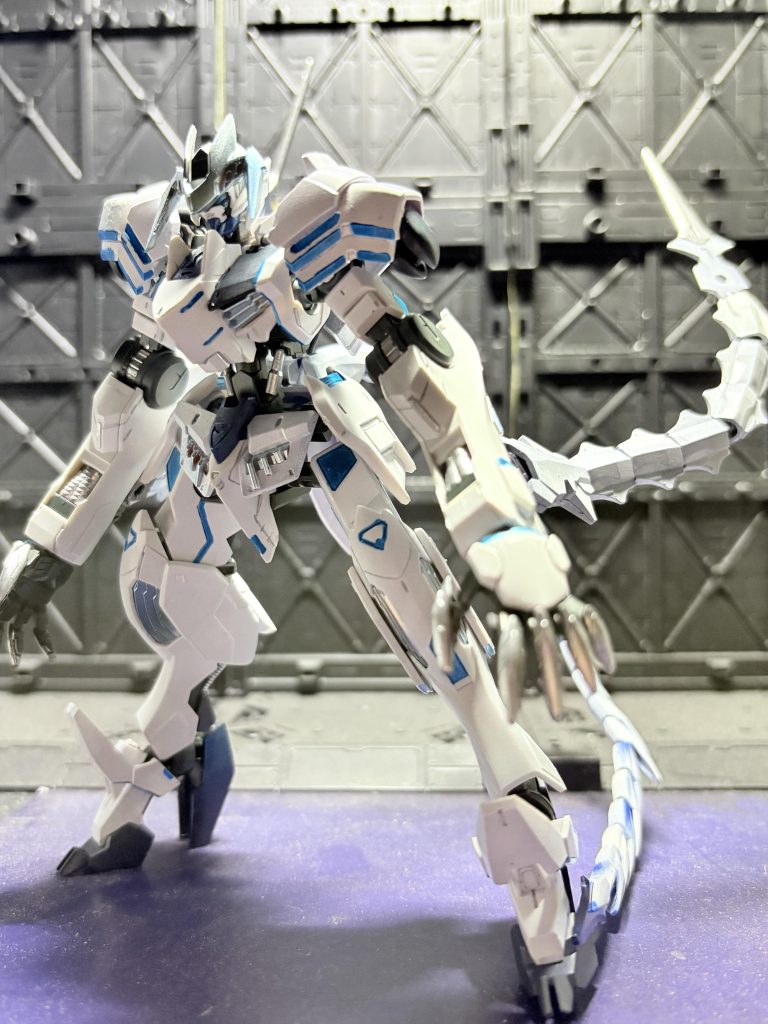 赤色を廃して、白や灰色系でまとめてコスモメタブルーを所々に赤がないだけでだいぶ印象が変わりますね