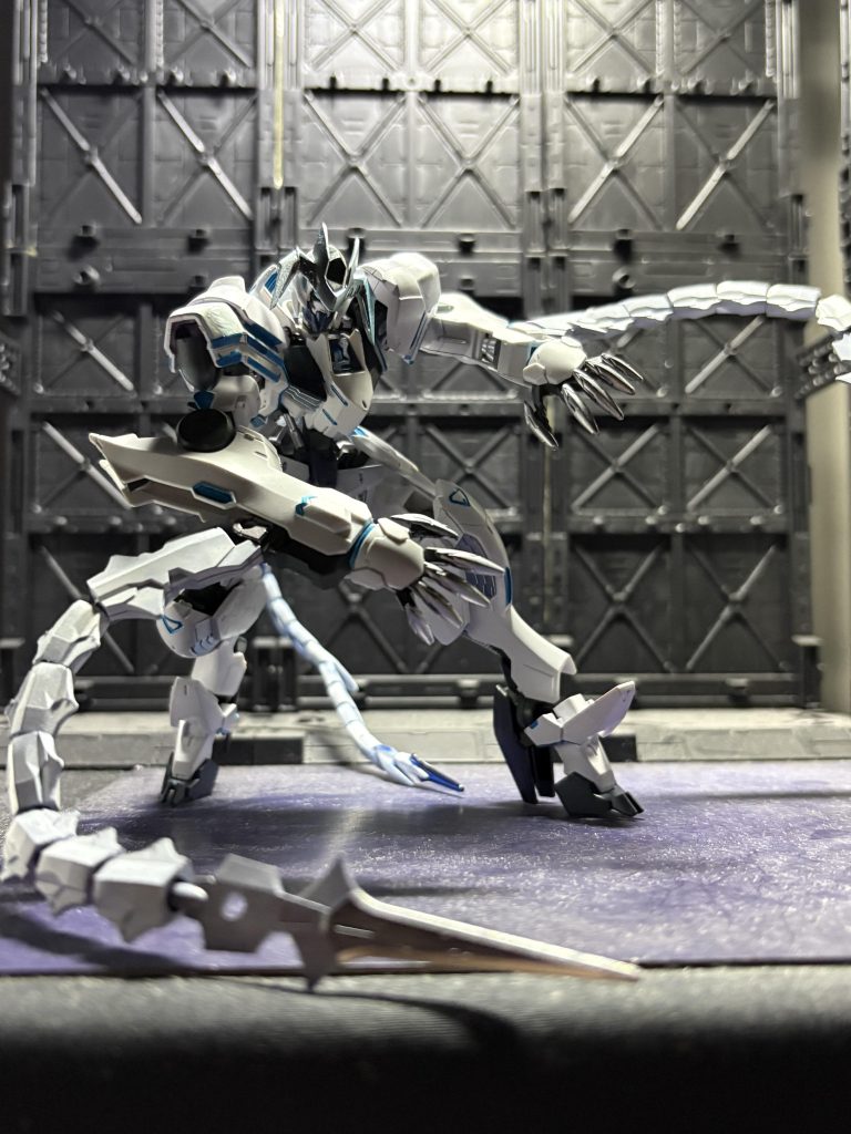 武装はネイル、腕部ブレード、尻尾のみ戦場を駆け回りながらすれ違った相手を切り刻むエピオン戦法