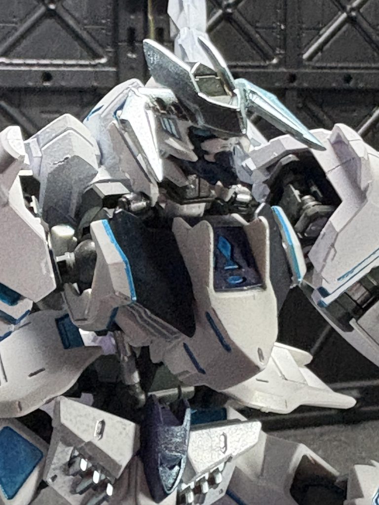 アンテナをカットし、前向きになるように接着多少なりともイメージ元に近付けるようにしています