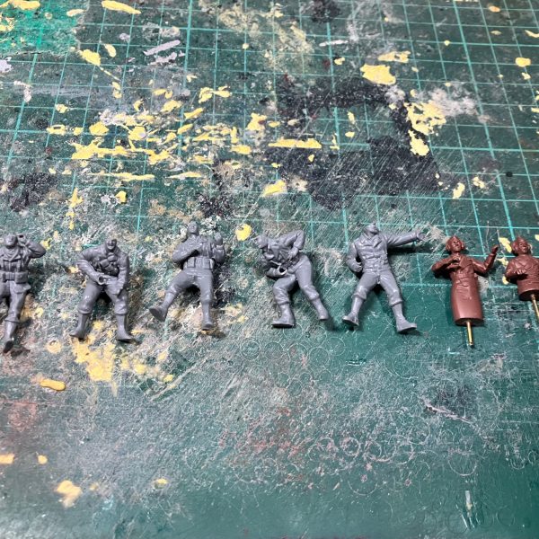 61式戦車のウェザリングが95%終了したから、ジオラマ用に欲しかった1/48アメリカ兵が買えたのでジオラマの構図を考えました他にもアメリカの軍用車を使いたかったのに、トラックのしか売ってなく、それに実物を見て買うか判断したかったから、このまま見つからなかったら別の案も考えました今のところ見つからないから、61式戦車＋兵士を使うものと言えば、第08MS小隊のOPに登場するシーンが最初に思い浮かびましたそれをイメージとした雰囲気で進めて行きます休みのうちに見つからなければ模コンに間に合わないから、その時は、このシーンを作って行こうと思いますψ(｀∇´)ψメインの兵士はグレーの兵士5人＋別のシーン兵士2人の予定です♪（2枚目）