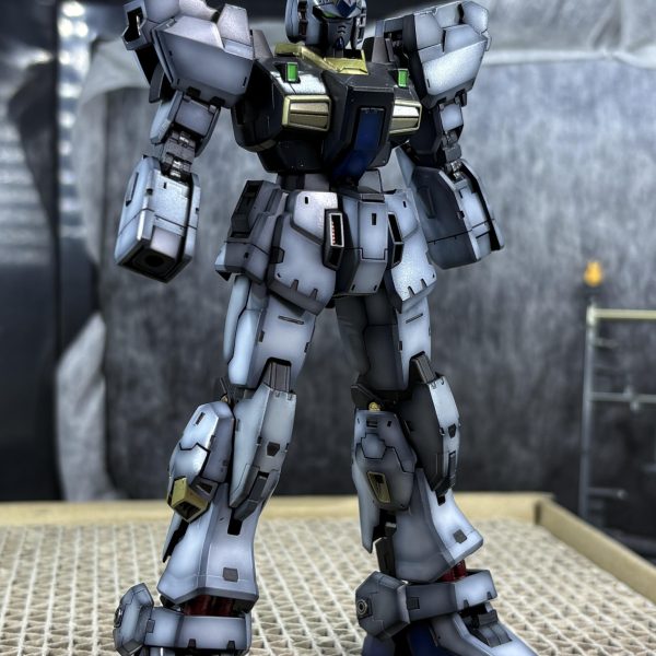 こんにちは(^^)RG mark 2 細々と進めております。バルカンポット廻りくるぶしの丸いディテールメインスラスター廻りプロポーションはそのままで格好良いので弄らず、もさっとしてるなと思ったディテールだけ、真鍮パイプや真鍮線で直しながら本体の基本塗装まで終わりました(^^)幻の4号機という設定でデカールを貼っていこうかと思います🎵年内に完成しないと思うので、今年最後の投稿になりそうです…。（5枚目）