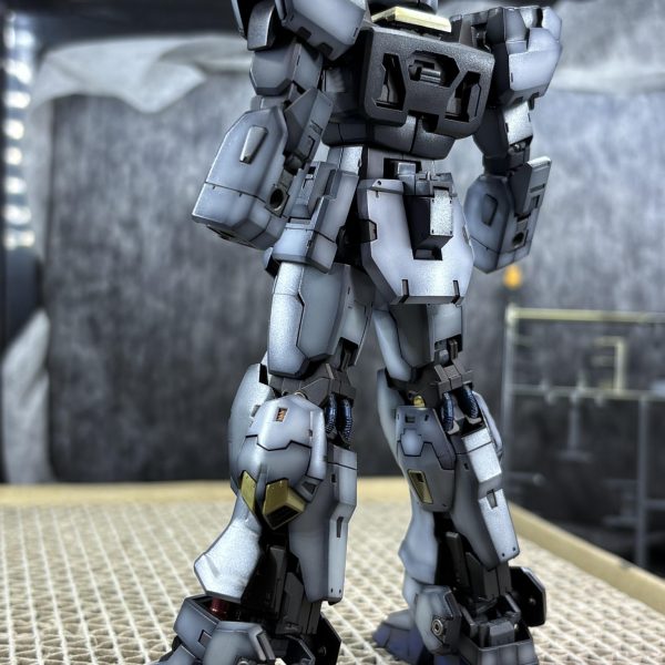 こんにちは(^^)RG mark 2 細々と進めております。バルカンポット廻りくるぶしの丸いディテールメインスラスター廻りプロポーションはそのままで格好良いので弄らず、もさっとしてるなと思ったディテールだけ、真鍮パイプや真鍮線で直しながら本体の基本塗装まで終わりました(^^)幻の4号機という設定でデカールを貼っていこうかと思います🎵年内に完成しないと思うので、今年最後の投稿になりそうです…。（4枚目）